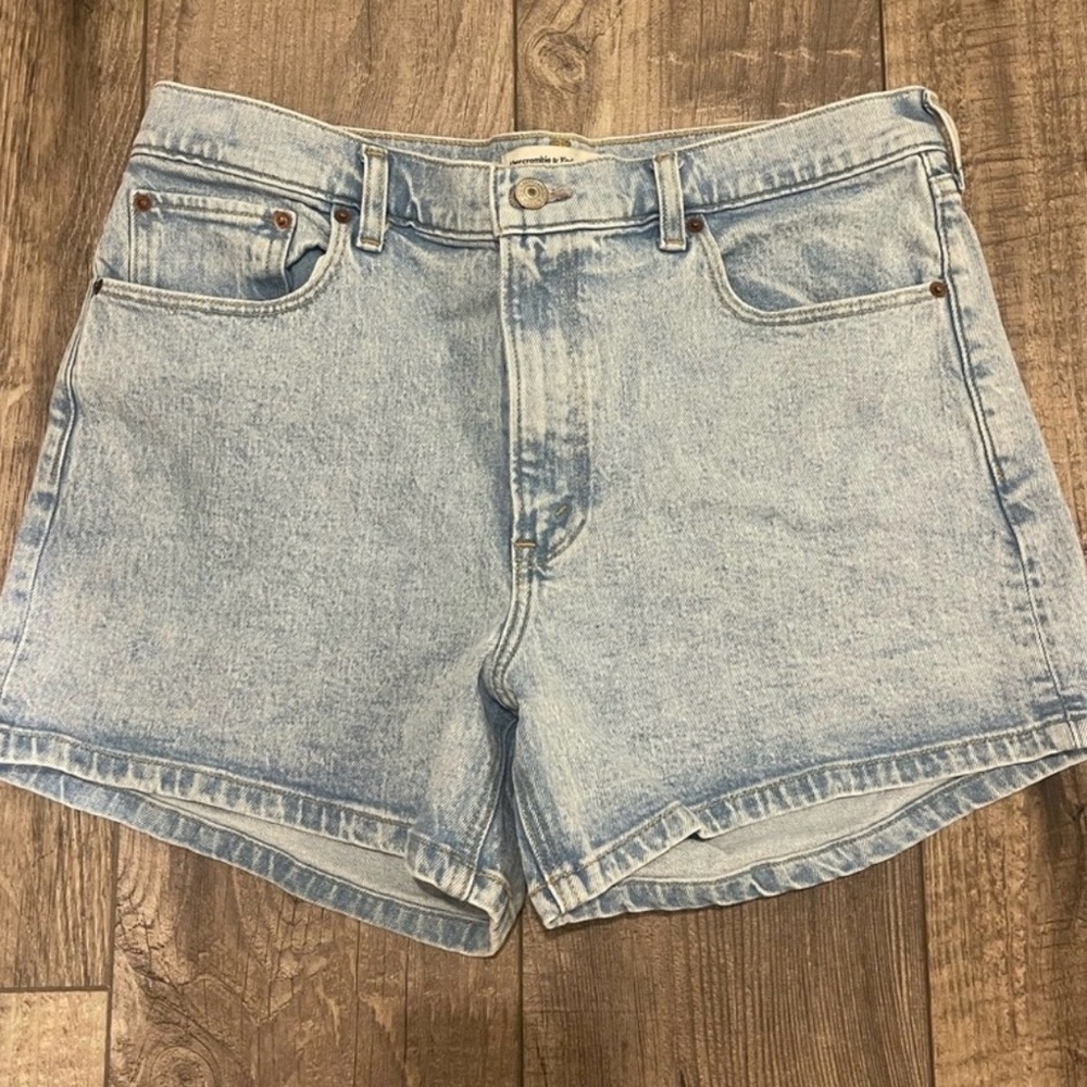 Abercrombie & Fitch High-Rise 4” Mom Short